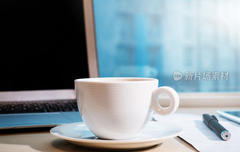 笔记本电脑和一杯咖啡放在办公桌上
