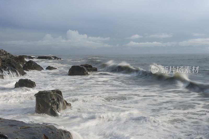 海浪冲击着海岸岩石