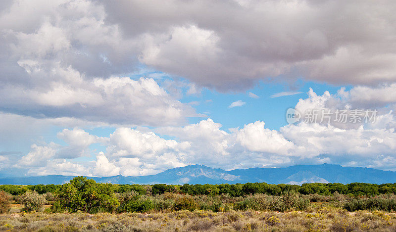 西南风景与桑迪亚山脉和美丽的天空，新墨西哥州