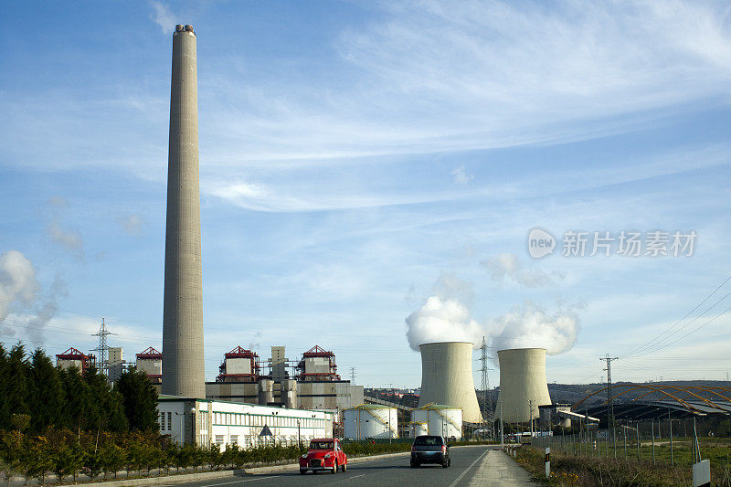 乡村公路旁的发电厂