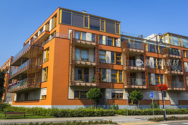 波兰华沙的现代橙色公寓楼