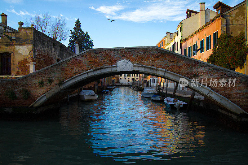 黄昏的威尼斯运河和桥，意大利
