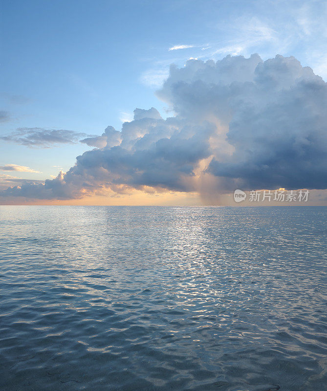 海上多云天空