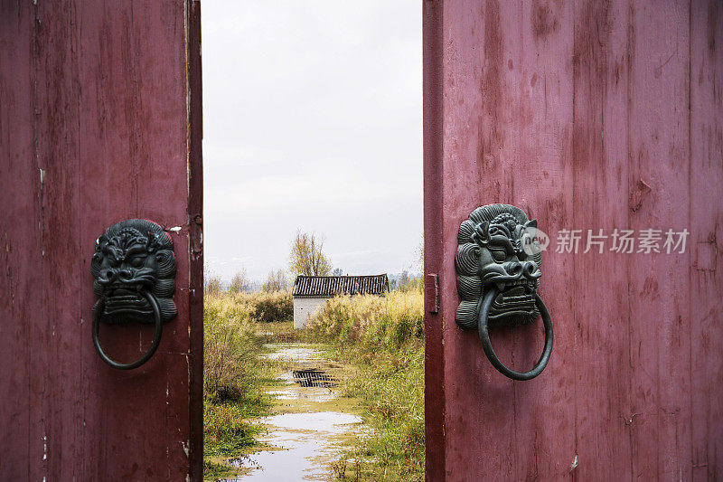 木门通向乡间小路