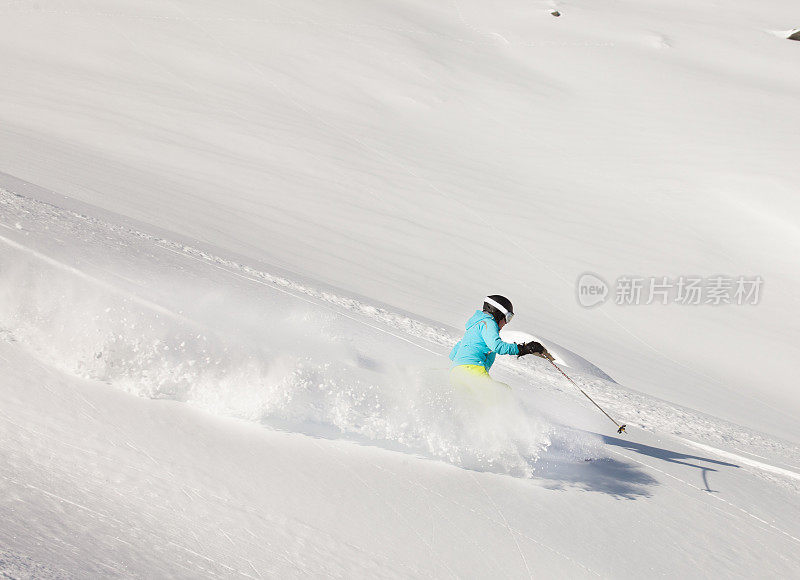 女孩滑雪粉雪，新西兰。