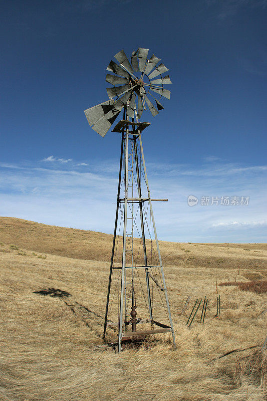 科罗拉多平原上干旱的老风车