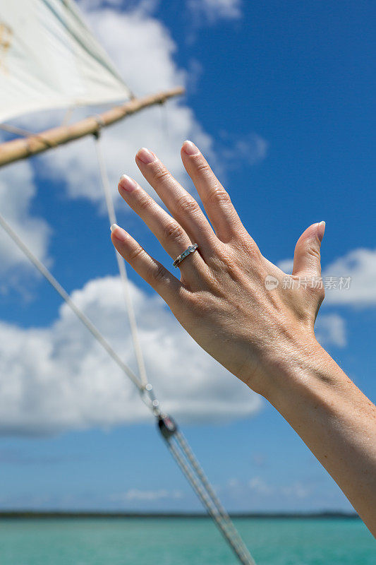 新婚的女人在热带天堂的独木舟上