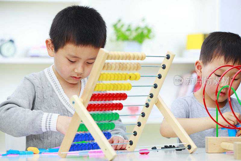 两个亚洲小孩在幼儿园玩耍