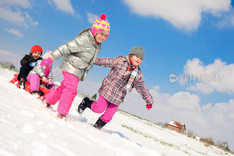 孩子们在雪地上