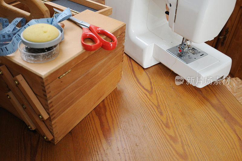缝纫机和针线盒