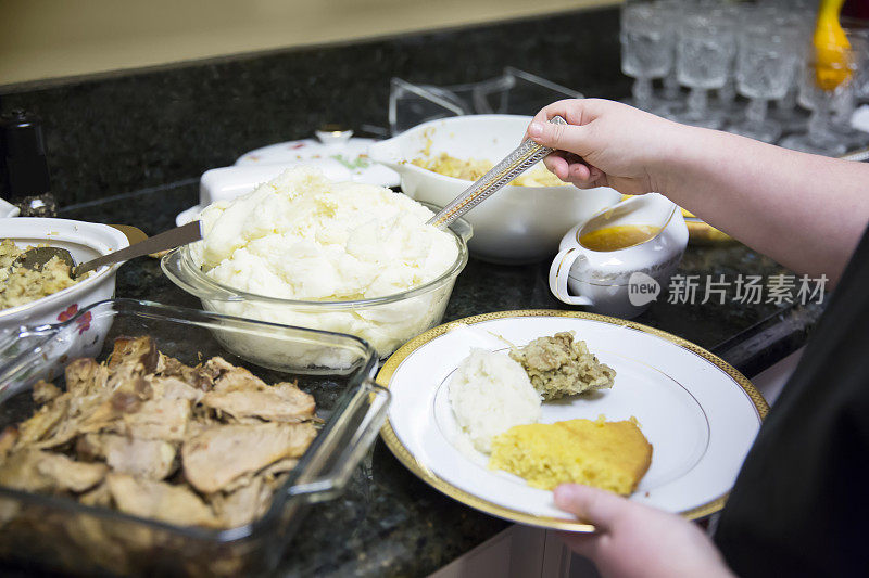 感恩节晚餐的食物以自助餐的方式摆放在柜台上