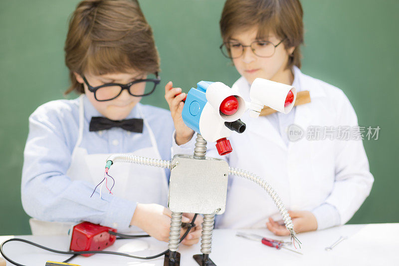 小工程师!小学儿童合作“机器人”的创造。
