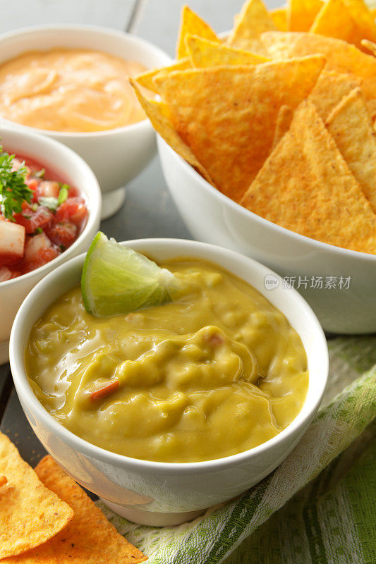 德州风味食品:鳄梨色拉酱和墨西哥玉米片