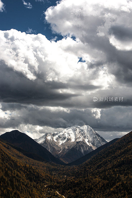 大雪覆盖的扎拉拉则山，大公(拉哈港)，中国四川