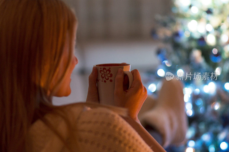 在家喝茶的女人。这是圣诞节