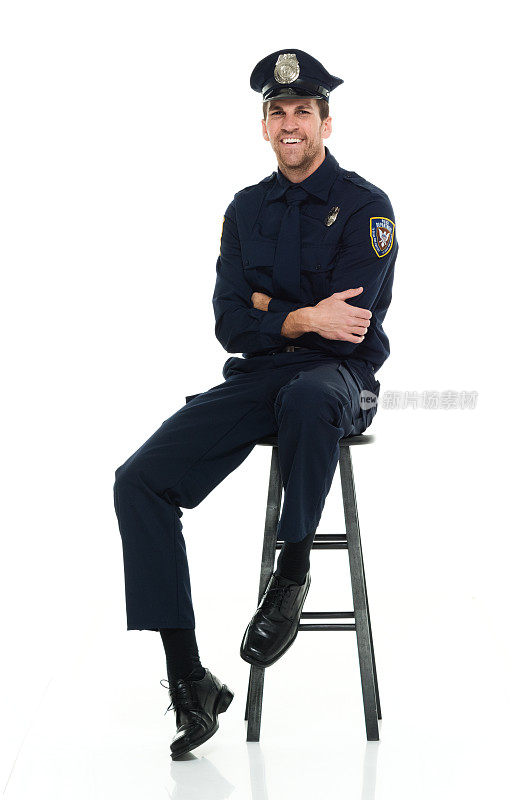 微笑的警察坐在凳子上