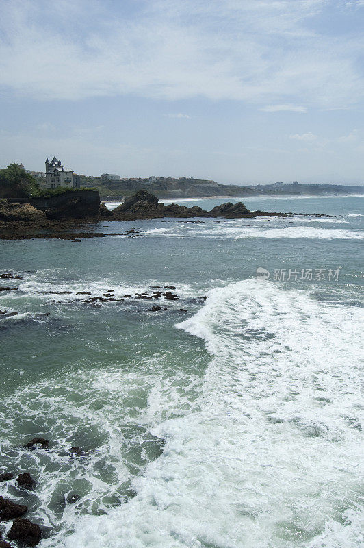 海浪滚滚涌向比亚里茨湾