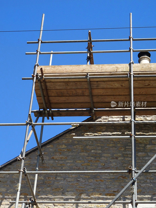 建筑工人的脚手架、柱子和木板、木平台、屋顶修理