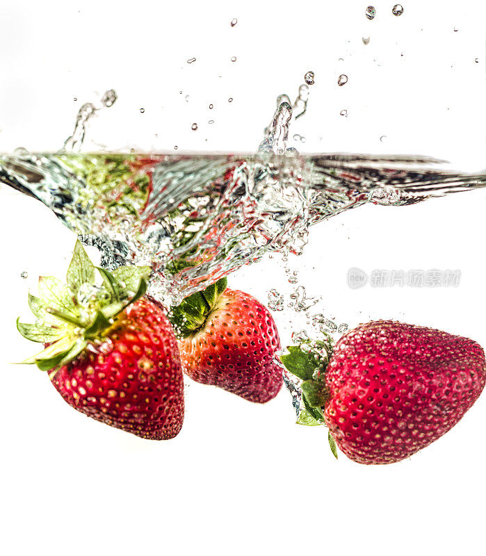 三个湿草莓