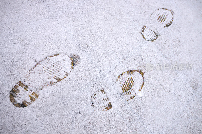 靴子在雪地上留下的痕迹