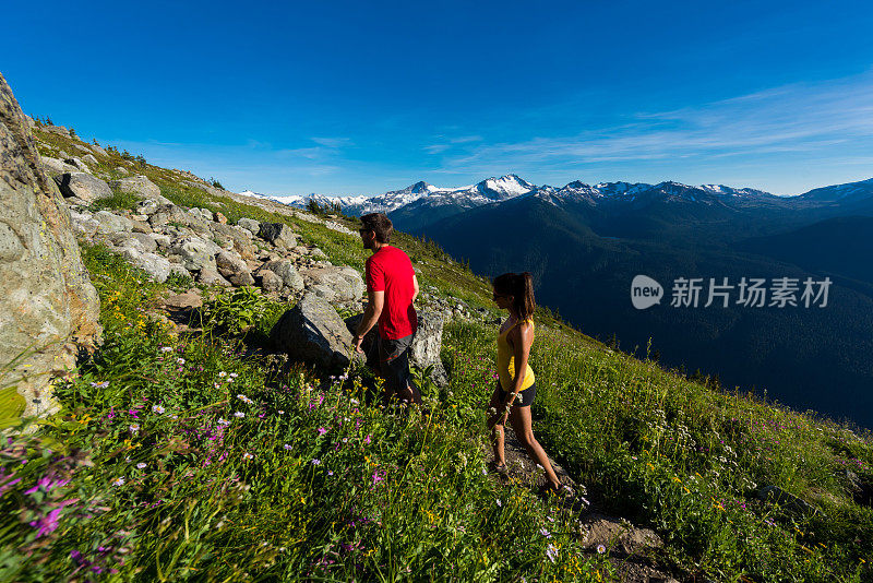 一对夫妇在山里徒步旅行