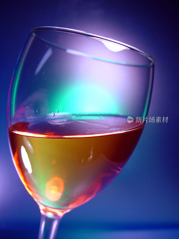 酒杯,倾斜