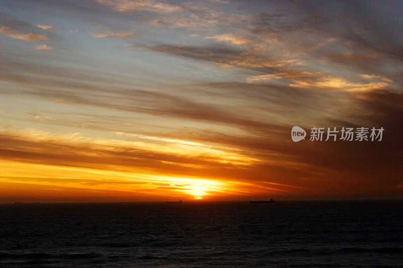 海面上的夕阳郁郁寡欢