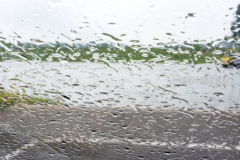 在大雨中从汽车前窗等渡船