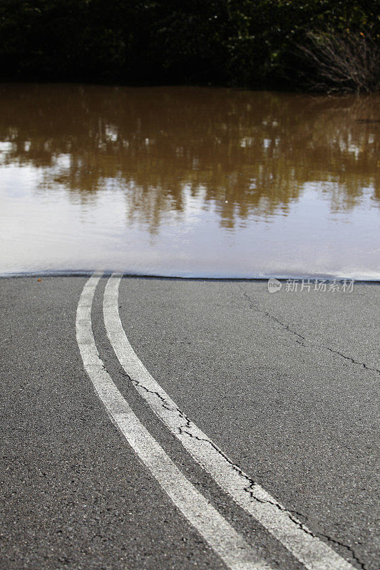 水在路