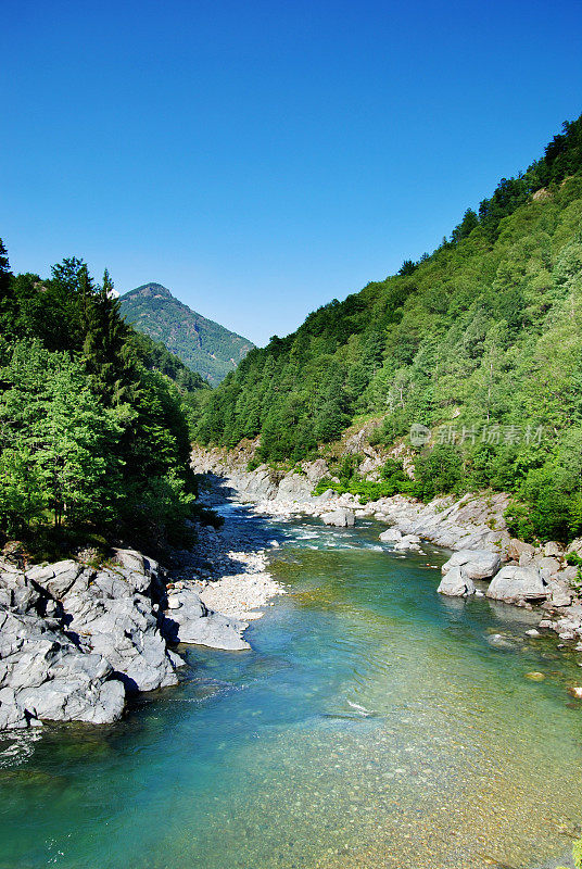 阿尔卑斯山脉的一条山河