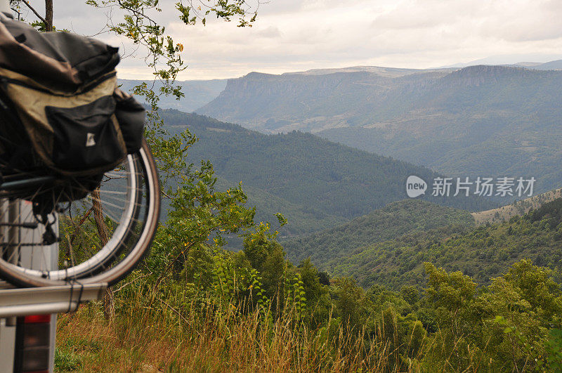 露营车与自行车和丘陵景观。
