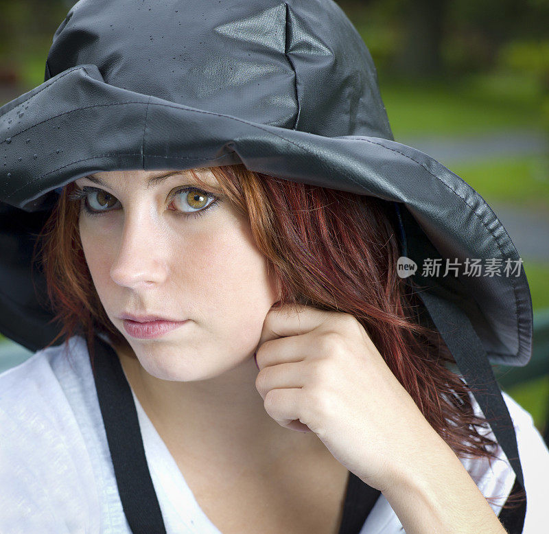 雨中戴着西风渔帽的女人