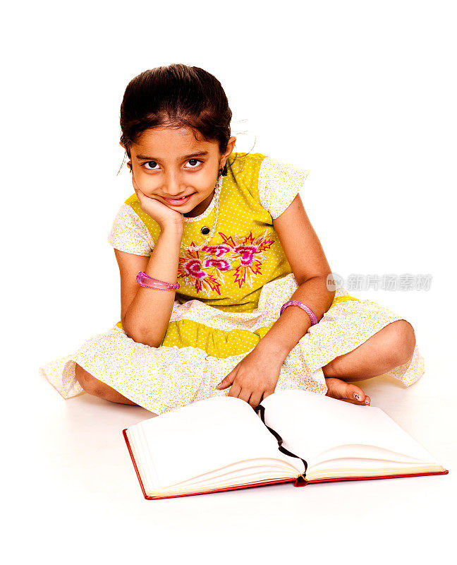 孤立的肖像印度小女孩坐着与书