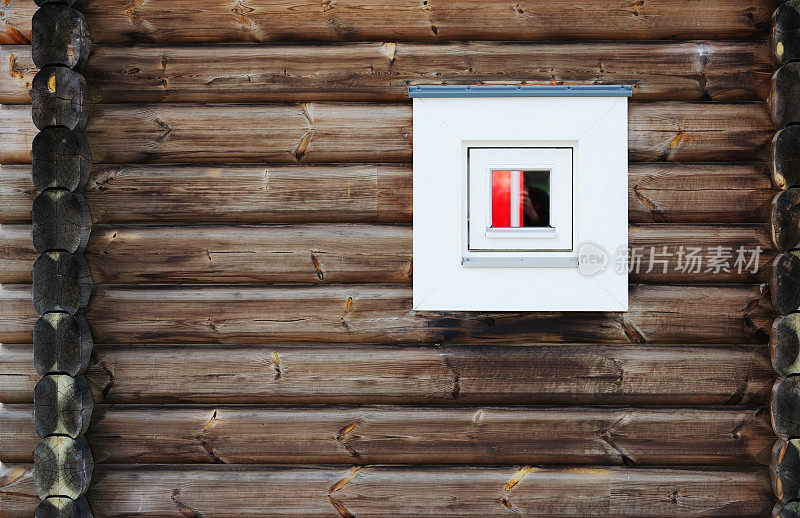斯堪的纳维亚风格别墅老立面的现代窗户