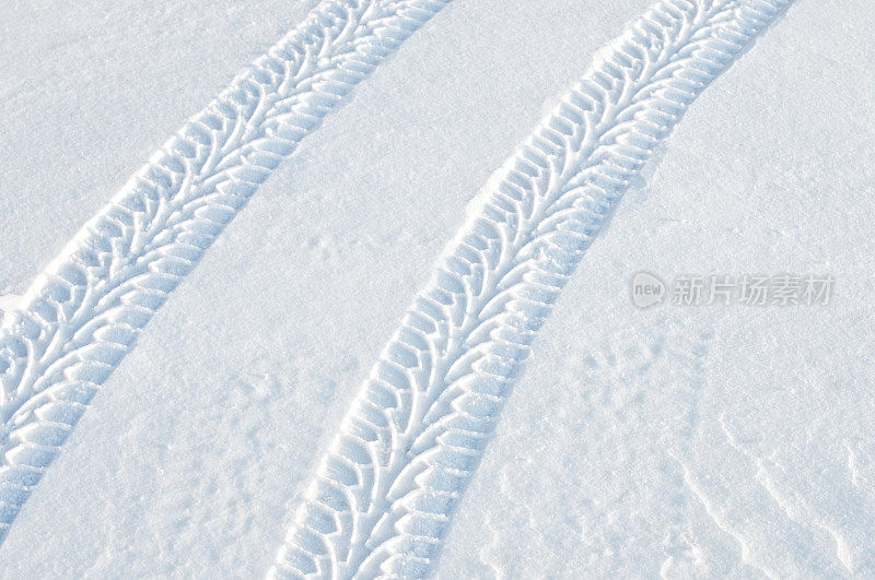 雪地上的轮胎印