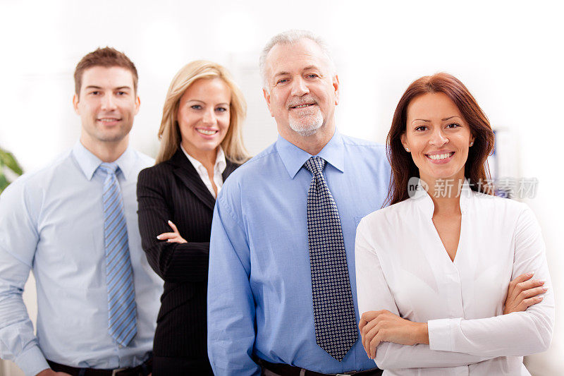 自信的商人在室内摆姿势拍照。