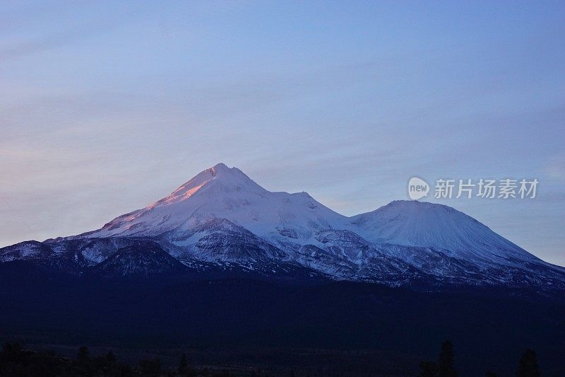 太沙士达山雄伟的