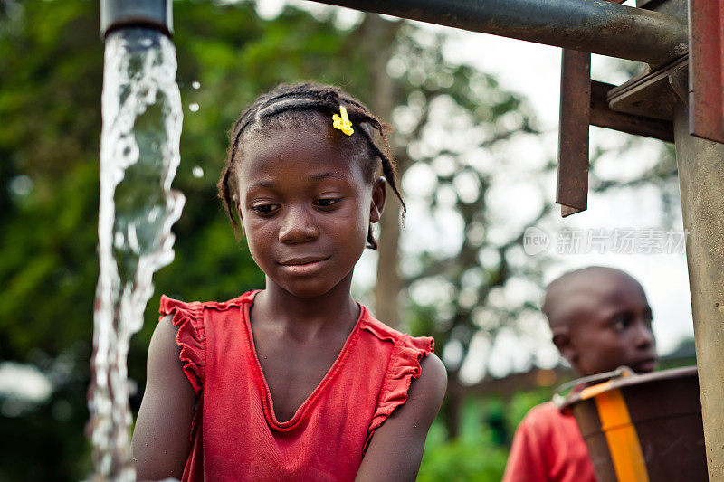 水泵旁的非洲女孩