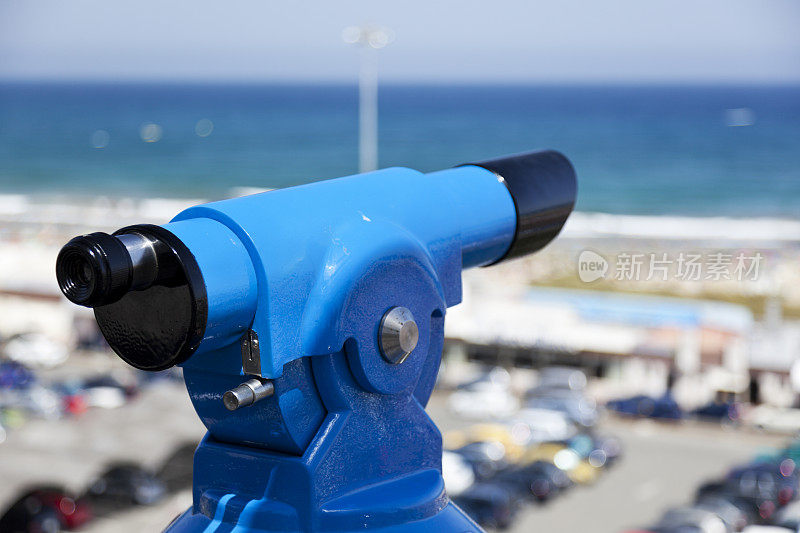 公共硬币操作的双筒望远镜俯瞰海滩。
