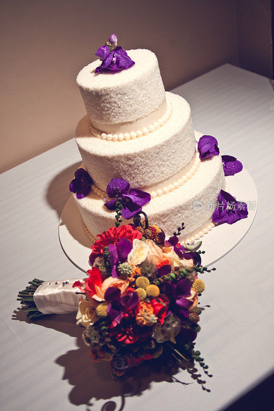 简单优雅的婚礼蛋糕与紫色花Boquet
