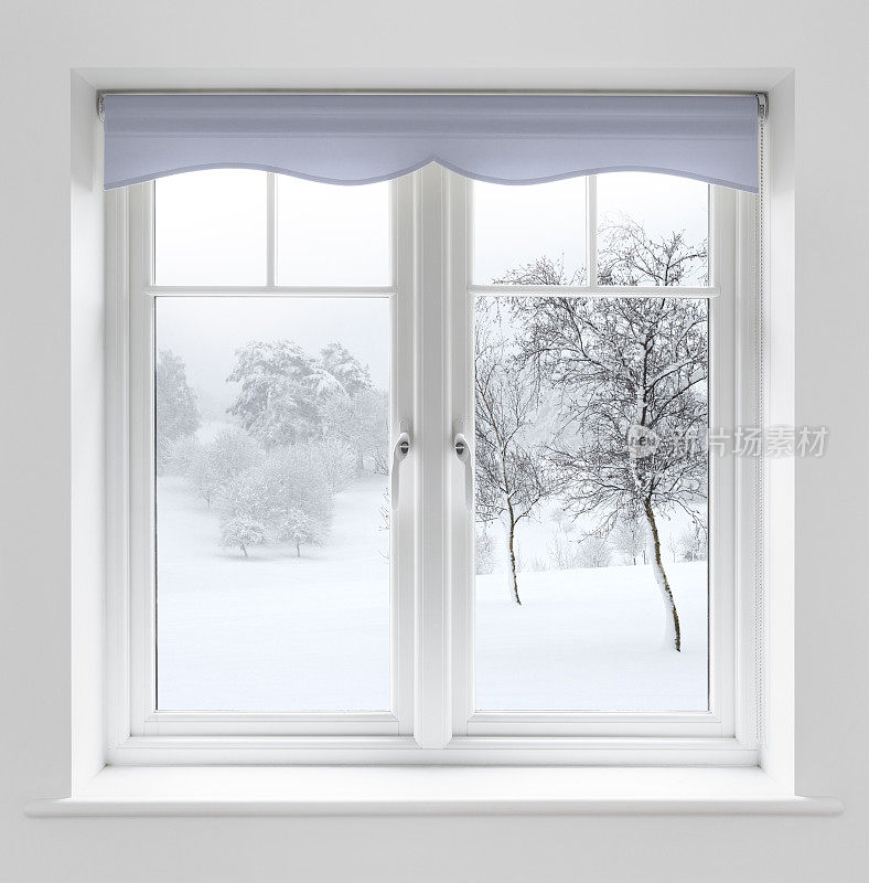 冬天透过白色的窗户
