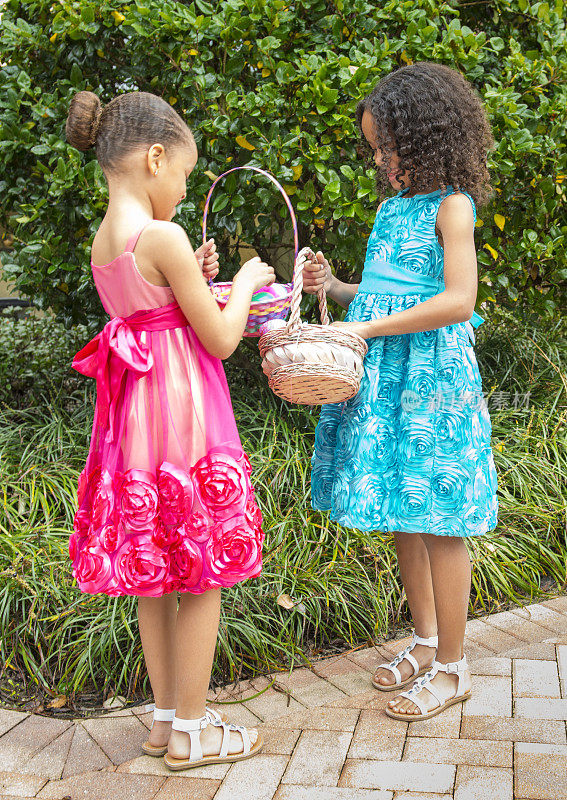 小女孩们在复活节星期天收集鸡蛋