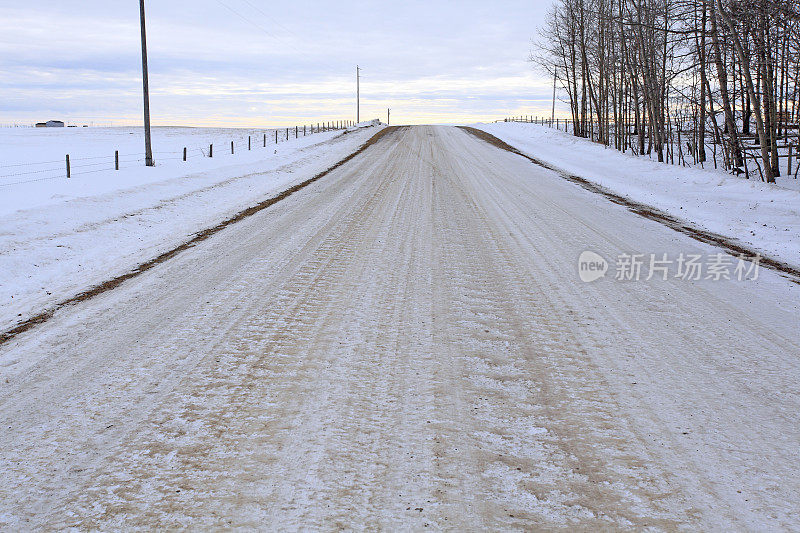 《冬日里的乡村路
