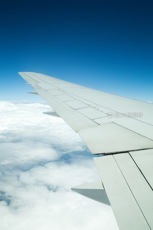 机翼在云层之上。旅行的概念。