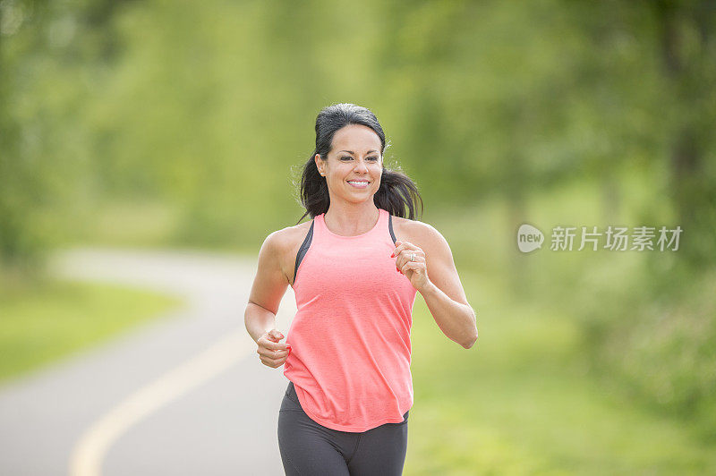 女人小道跑步