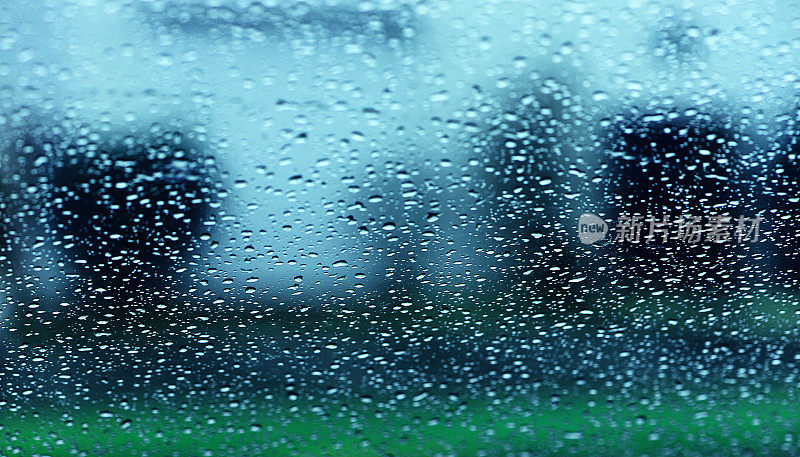 雨点落在挡风玻璃上