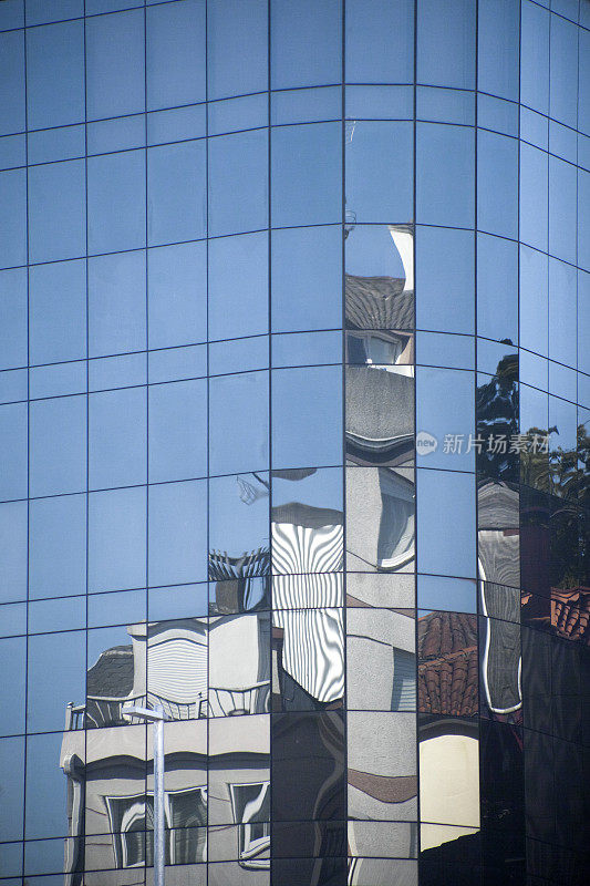建筑反射在玻璃立面上。