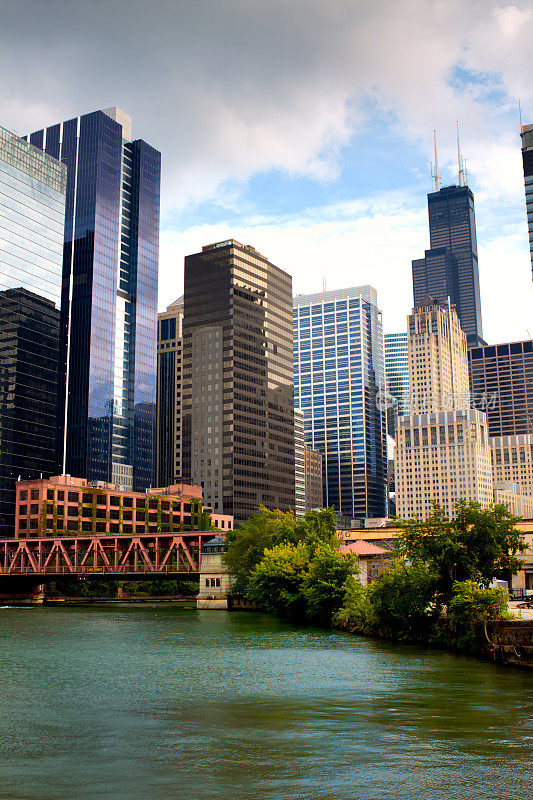 芝加哥河边的办公大楼