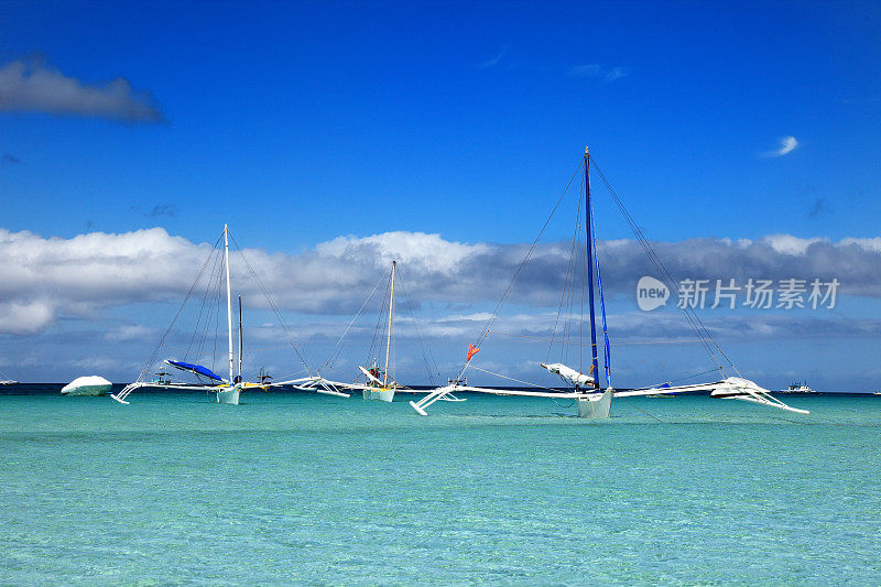 支腿帆船停泊在碧绿的海面上