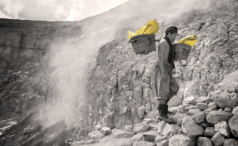 亚洲工人在伊真火山搬运硫磺篮子